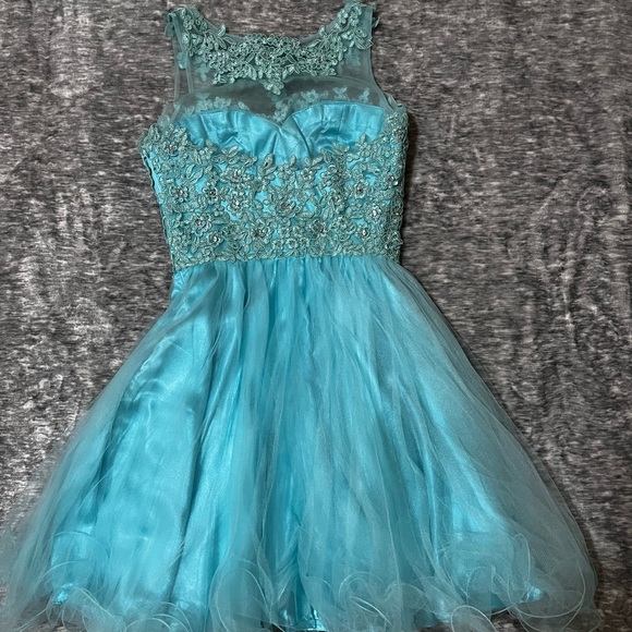 Formal Dress - Picture 4 of 5